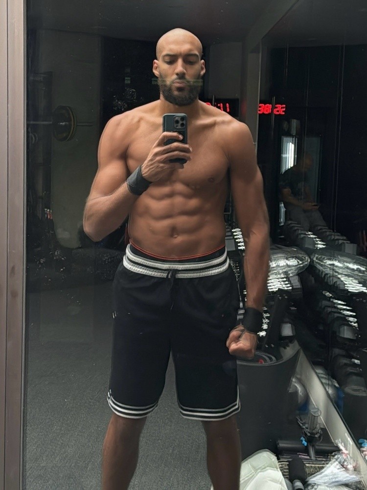 戈贝尔展示全新光头造型，前队友唐斯以法语幽默调侃：兄弟这是彻底秃了？